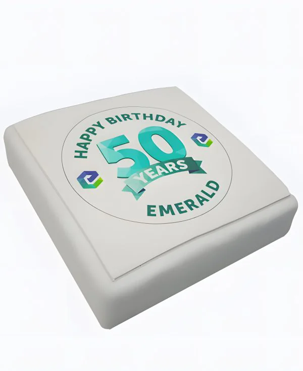 Корпоративный торт квадратный белый с лого Фото