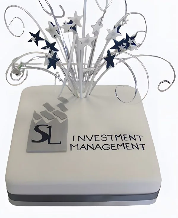 Корпоративный торт квадратный с серой лентой Фото