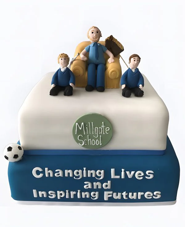 Корпоративный торт с фигурками и надписью Фото