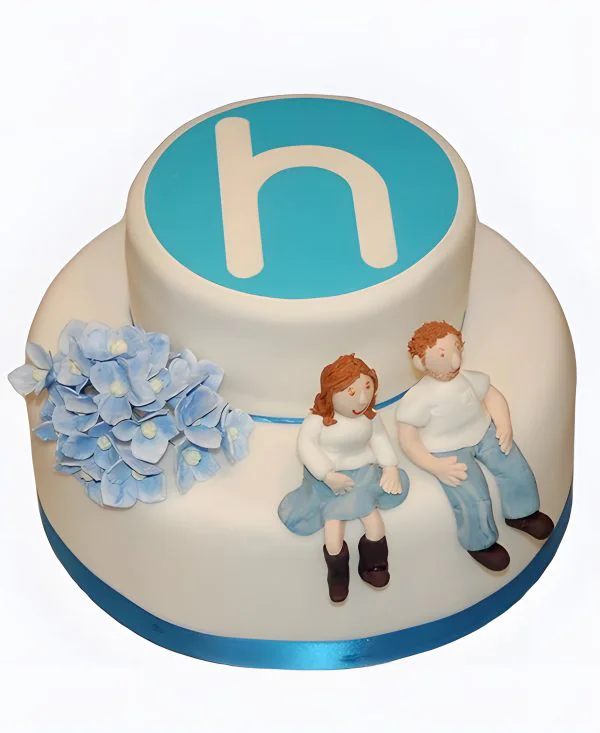 Корпоративный торт с гортензией и фигурками Фото