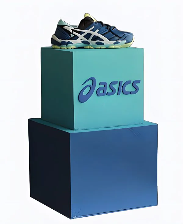 Корпоративный торт с кроссовком Фото