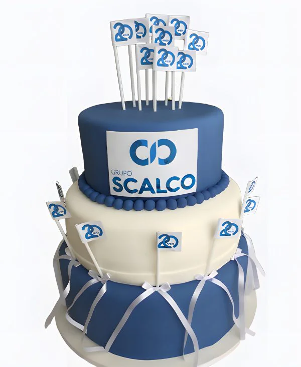 Корпоративный торт с ленточками и флажками Фото