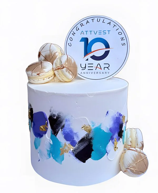 Корпоративный торт с макарон и лого Фото