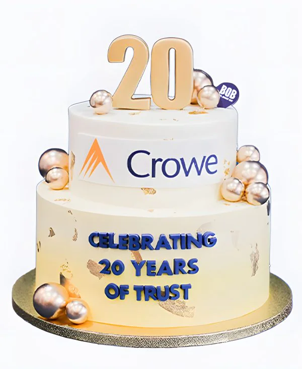 Корпоративный торт с шарами и цифрой Фото