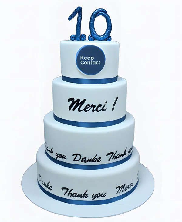 Корпоративный торт с синей лентой и надписями Фото