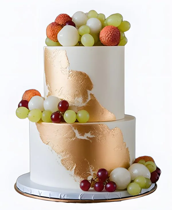 Корпоративный торт с ягодами и золотом Фото