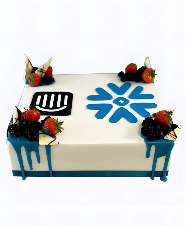 Корпоративный торт с ягодами по углам Фото