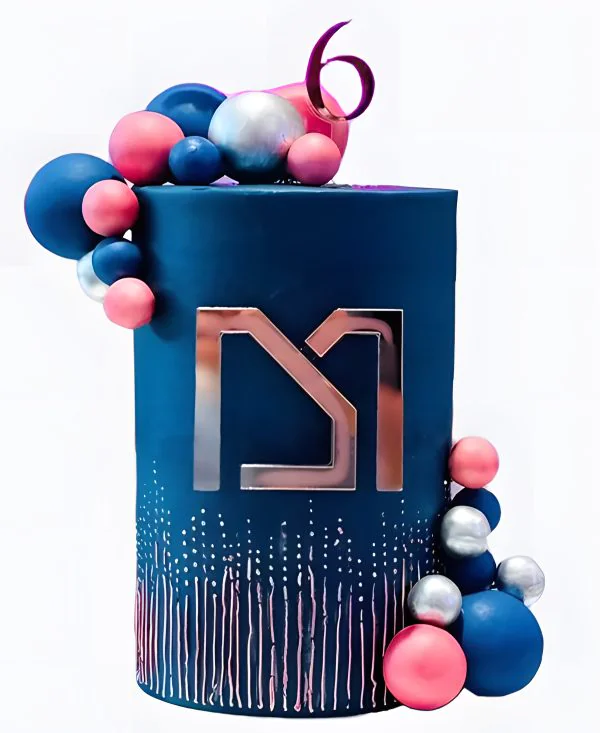 Корпоративный торт синий с лого и шарами Фото