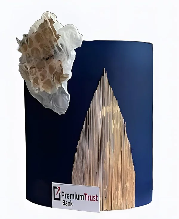 Корпоративный торт синий с золотой аппликацией Фото