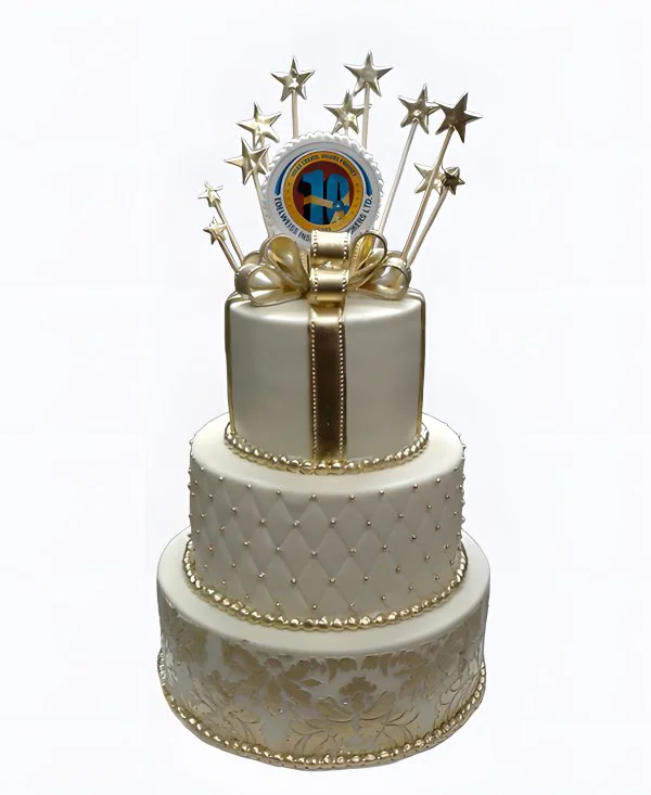 Корпоративный торт со стяжкой и золотыми узорами Фото