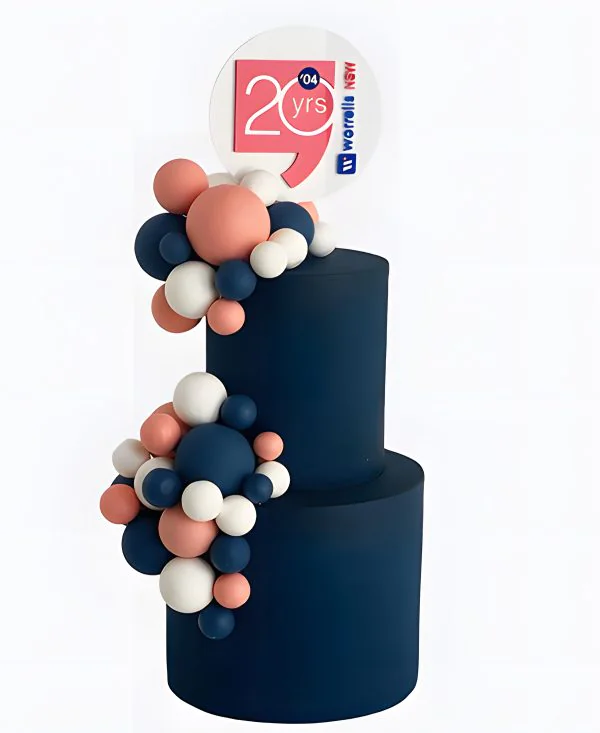 Корпоративный торт темно-синий с шарами Фото