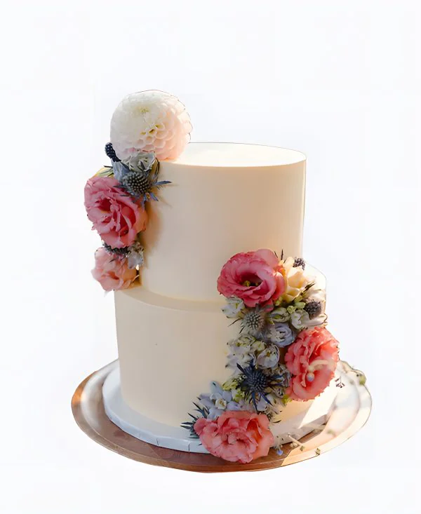 Красивый трендовый торт на свадьбу с букетом цветов Красивый трендовый торт на свадьбу с букетом цветов Фото