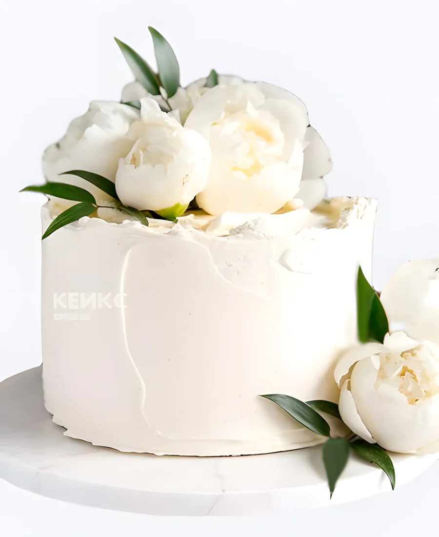 Кремовый свадебный торт с белыми пионами Кремовый свадебный торт с белыми пионами Фото