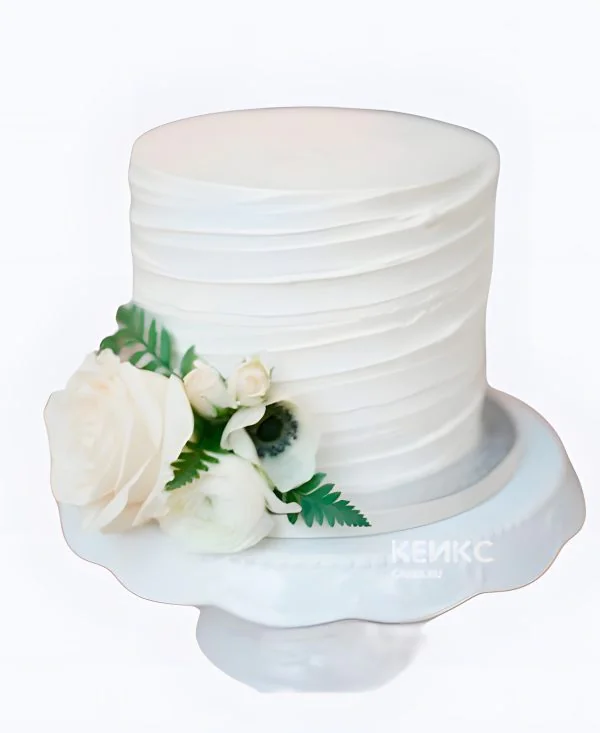 Кремовый свадебный торт с розами и папоротником Кремовый свадебный торт с розами и папоротником Фото