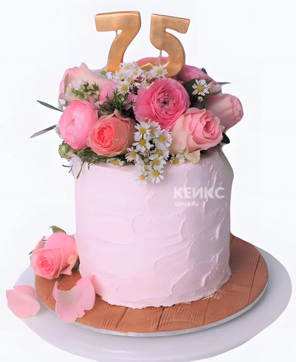 Кремовый торт на юбилей 75 лет с букетом цветов Фото