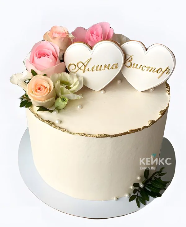 Круглый свадебный торт Имена в сердечках Фото