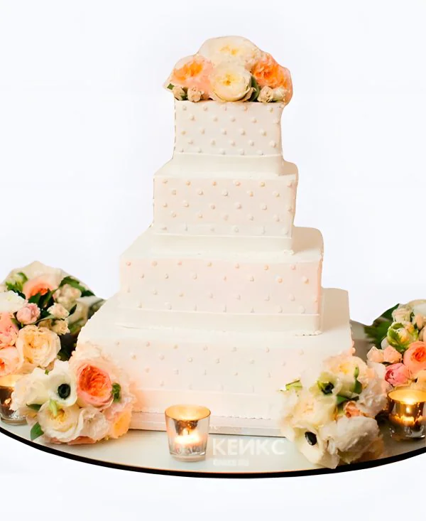 Квадратный свадебный торт белоснежный с букетом цветов Фото