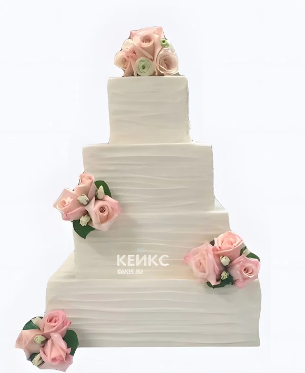 Квадратный свадебный торт белый рифленый с розовыми розами Квадратный свадебный торт белый рифленый с розовыми розами Фото