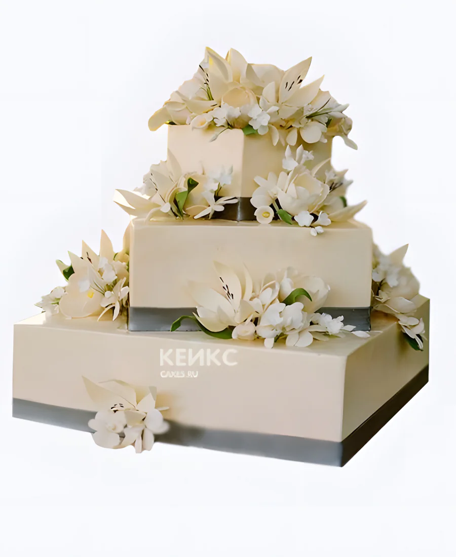 Квадратный свадебный торт с лилиями и серой ленточкой Квадратный свадебный торт с лилиями и серой ленточкой Фото