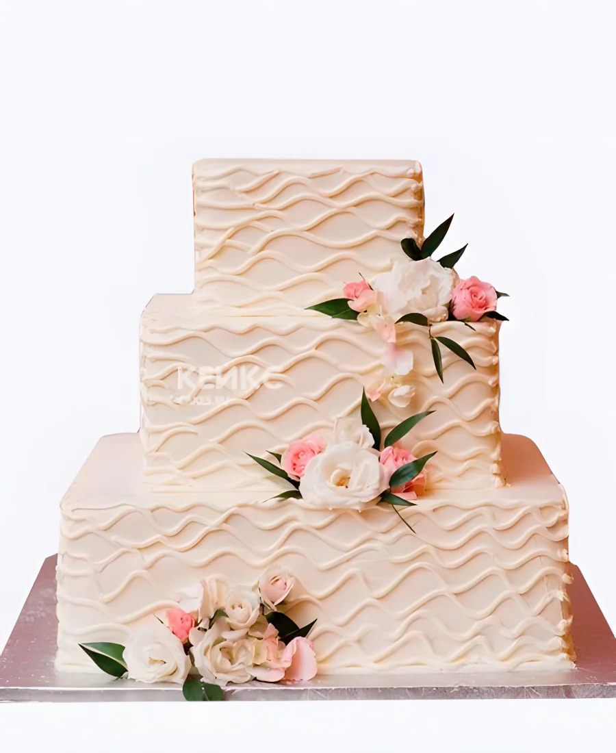 Квадратный свадебный торт с цветами и волнистыми узорами Квадратный свадебный торт с цветами и волнистыми узорами Фото
