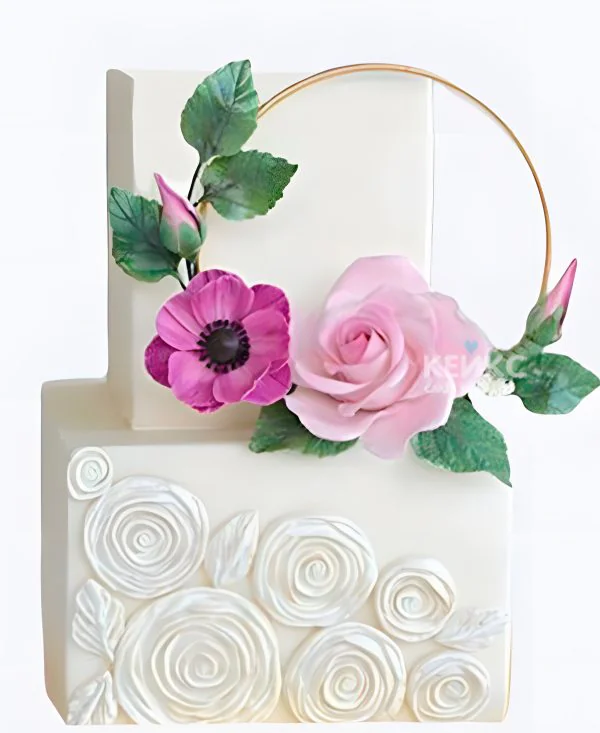 Квадратный свадебный торт Венок роз Фото