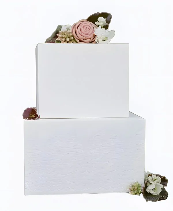 Квадратный двухъярусный торт белый с узорами и цветами Фото