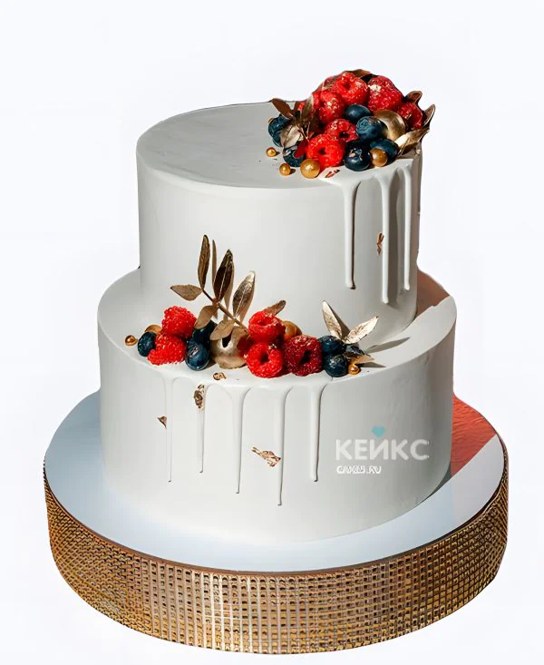 Летний свадебный торт с малиной голубикой и золотыми листочками Фото