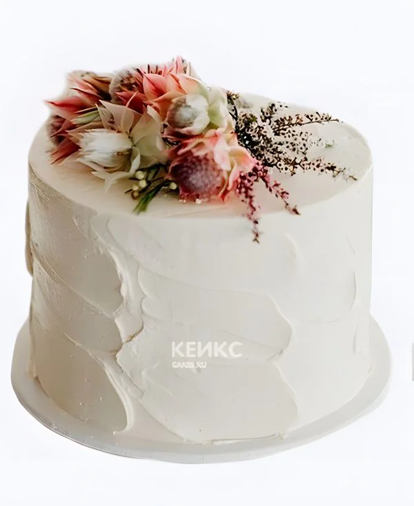 Маленький свадебный торт белый с букетом цветов Маленький свадебный торт белый с букетом цветов Фото