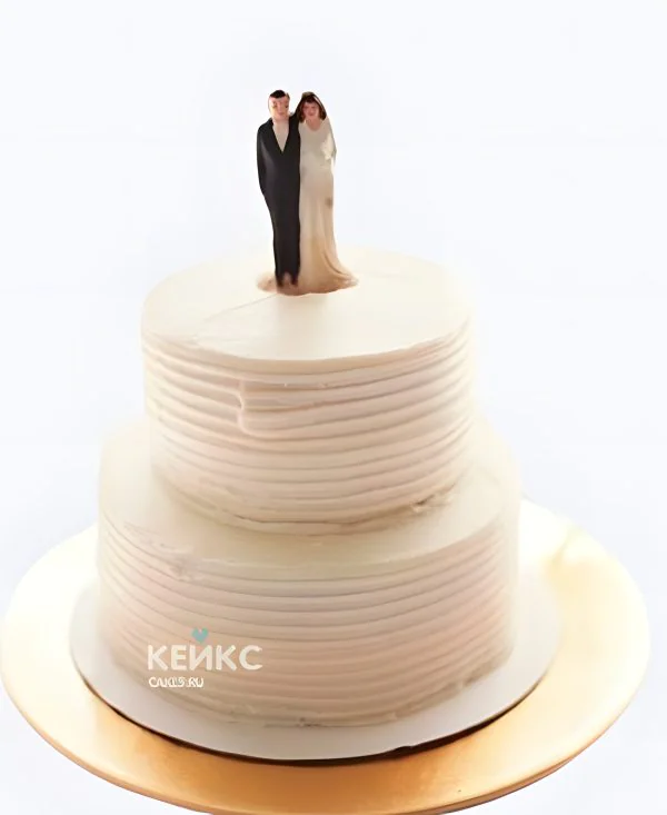 Маленький свадебный торт Молодожены на белом Фото