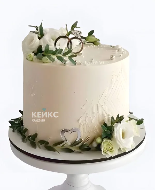 Маленький свадебный торт с фигурками колец Фото