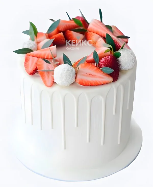 Маленький свадебный торт с клубникой и рафаэлло Маленький свадебный торт с клубникой и рафаэлло Фото