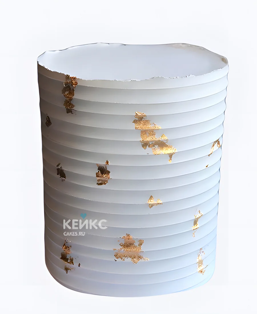 Минималистичный свадебный торт с золотой поталью Минималистичный свадебный торт с золотой поталью Фото