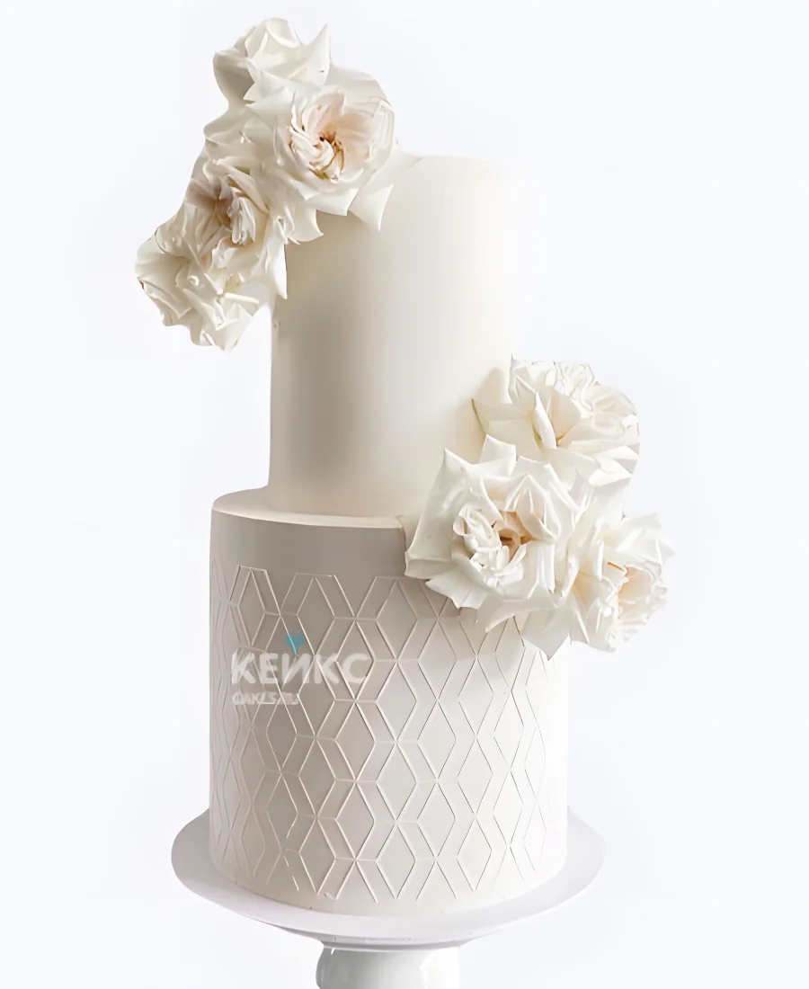 Минималистичный торт с цветами и орнаментом на свадьбу Минималистичный торт с цветами и орнаментом на свадьбу Фото