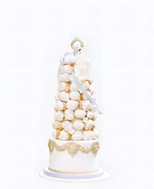 Необычный трендовый торт на свадьбу с вензелями Необычный трендовый торт на свадьбу с вензелями Фото