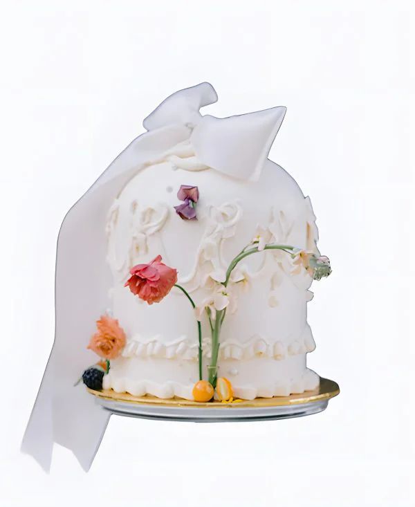 Необычный трендовый торт на свадьбу с цветами и бантом Необычный трендовый торт на свадьбу с цветами и бантом Фото