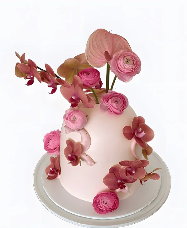 Необычный трендовый торт с цветами на свадьбу Необычный трендовый торт с цветами на свадьбу Фото