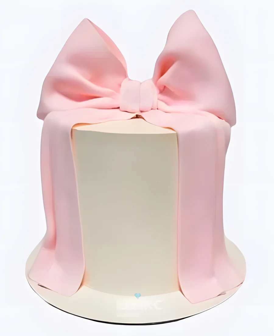 Нежный белый тортик с розовым бантиком для девочки Нежный белый тортик с розовым бантиком для девочки Фото