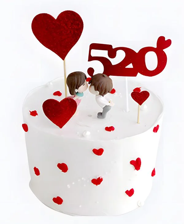 Очаровательный торт на сватовство с фигурками влюбленных Очаровательный торт на сватовство с фигурками влюбленных Фото