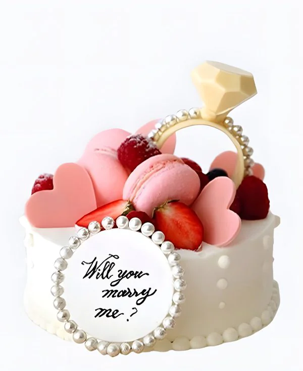 Очаровательный торт с клубникой и макарунс на сватовство Очаровательный торт с клубникой и макарунс на сватовство Фото