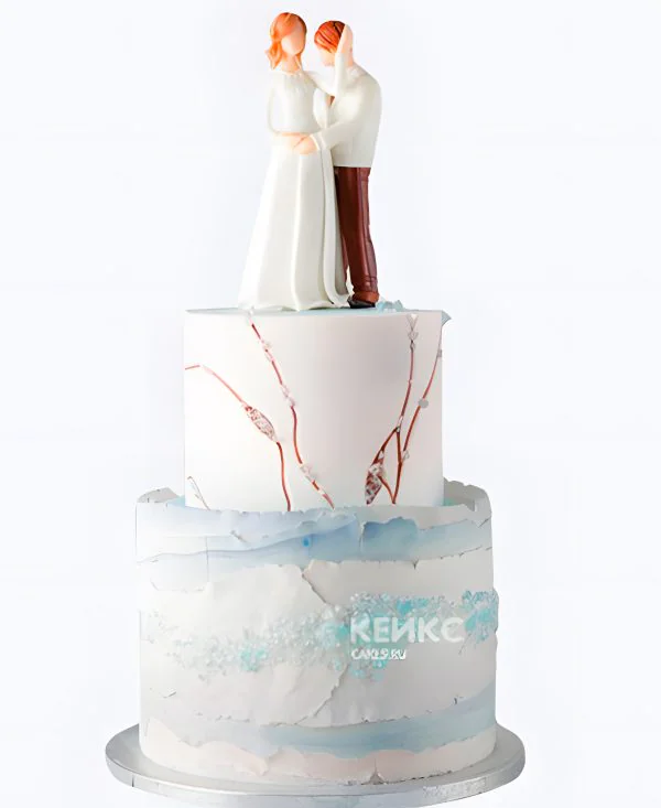 Оригинальный свадебный торт с фигурками моложен на белом Фото