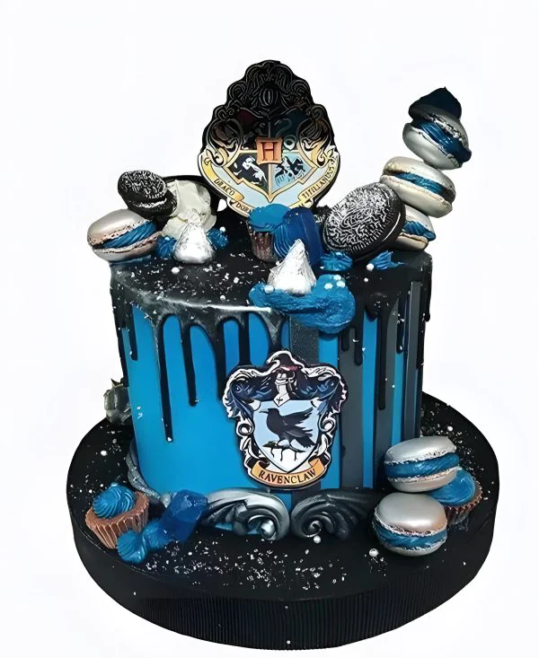 Прекрасный тортик на день рождения с макарунсами в стиле Когтевран по Гарри Поттеру Прекрасный тортик на день рождения с макарунсами в стиле Когтевран по Гарри Поттеру Фото