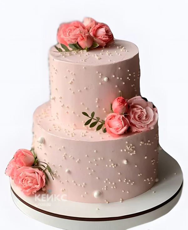 Пудровый свадебный торт с коралловыми розами и жемчугом Пудровый свадебный торт с коралловыми розами и жемчугом Фото