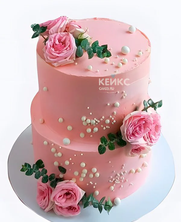Пудровый свадебный торт с розовыми розами и жемчугом Пудровый свадебный торт с розовыми розами и жемчугом Фото