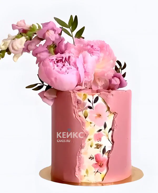 Пудровый свадебный торт с цветочным разломом Пудровый свадебный торт с цветочным разломом Фото
