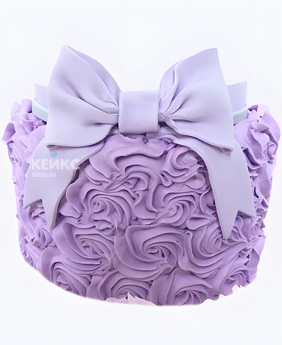 Пурпурный кремовый тортик с ярким бантиком Пурпурный кремовый тортик с ярким бантиком Фото