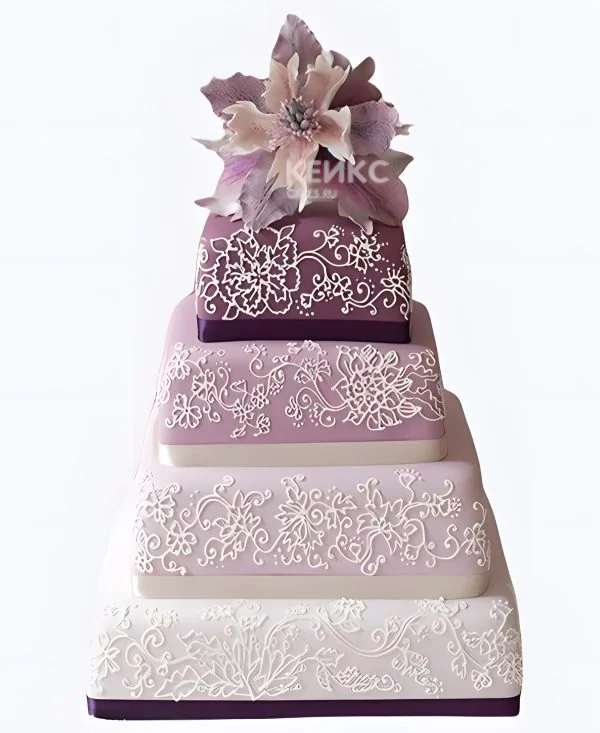 Сиреневый свадебный торт квадратный с узорами Сиреневый свадебный торт квадратный с узорами Фото
