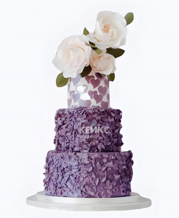 Сиреневый свадебный торт с розами и сердечками Сиреневый свадебный торт с розами и сердечками Фото