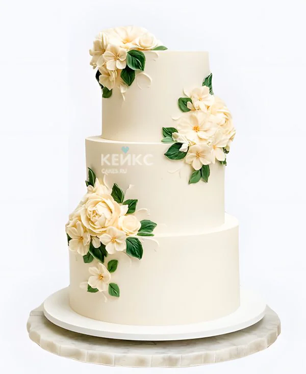 Свадебный минималистичный торт с кремовыми кружевными цветами Свадебный минималистичный торт с кремовыми кружевными цветами Фото