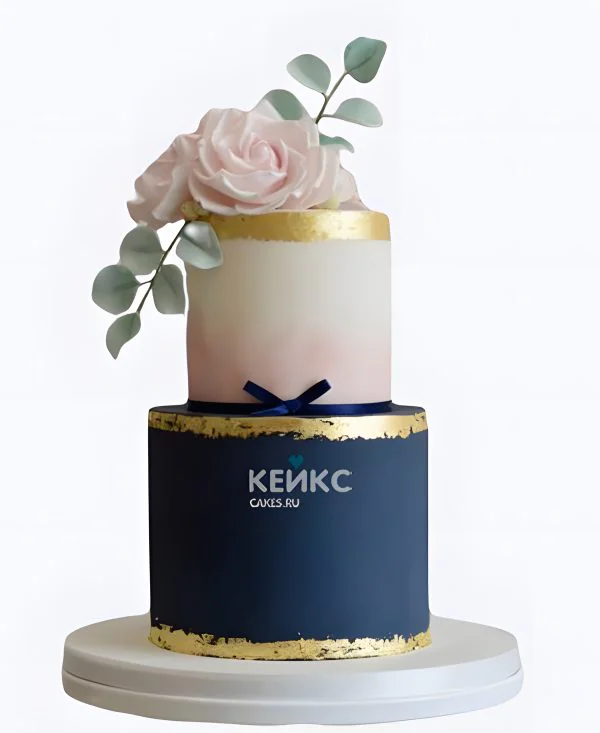 Свадебный торт бело-синий с бантиком розами и золотой окантовкой Свадебный торт бело-синий с бантиком розами и золотой окантовкой Фото