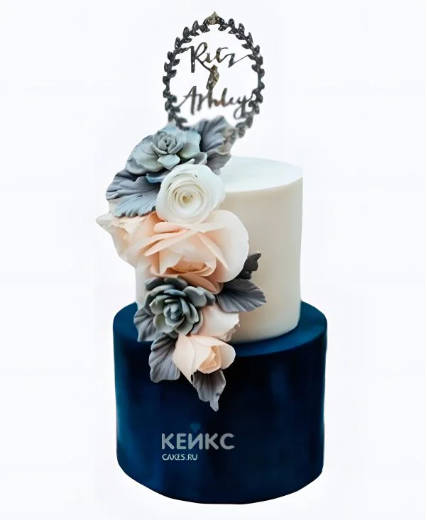 Свадебный торт бело-синий с цветами и инициалами Свадебный торт бело-синий с цветами и инициалами Фото